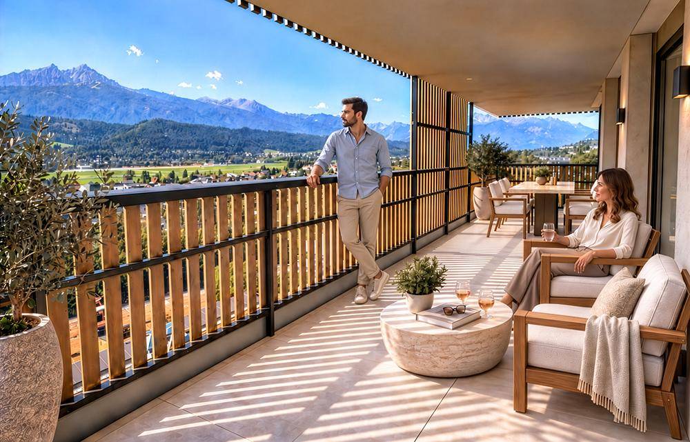 Geräumiger Balkon mit Sitzgelegenheiten und atemberaubendem Blick auf die umliegende Berglandschaft.