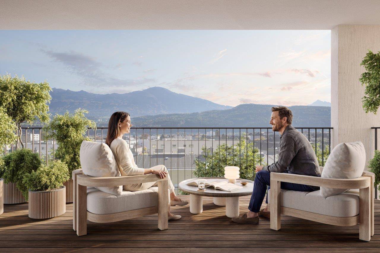 Geräumiger Balkon mit bequemen Sitzgelegenheiten und einem weiten Blick auf die Berge und die Stadt.