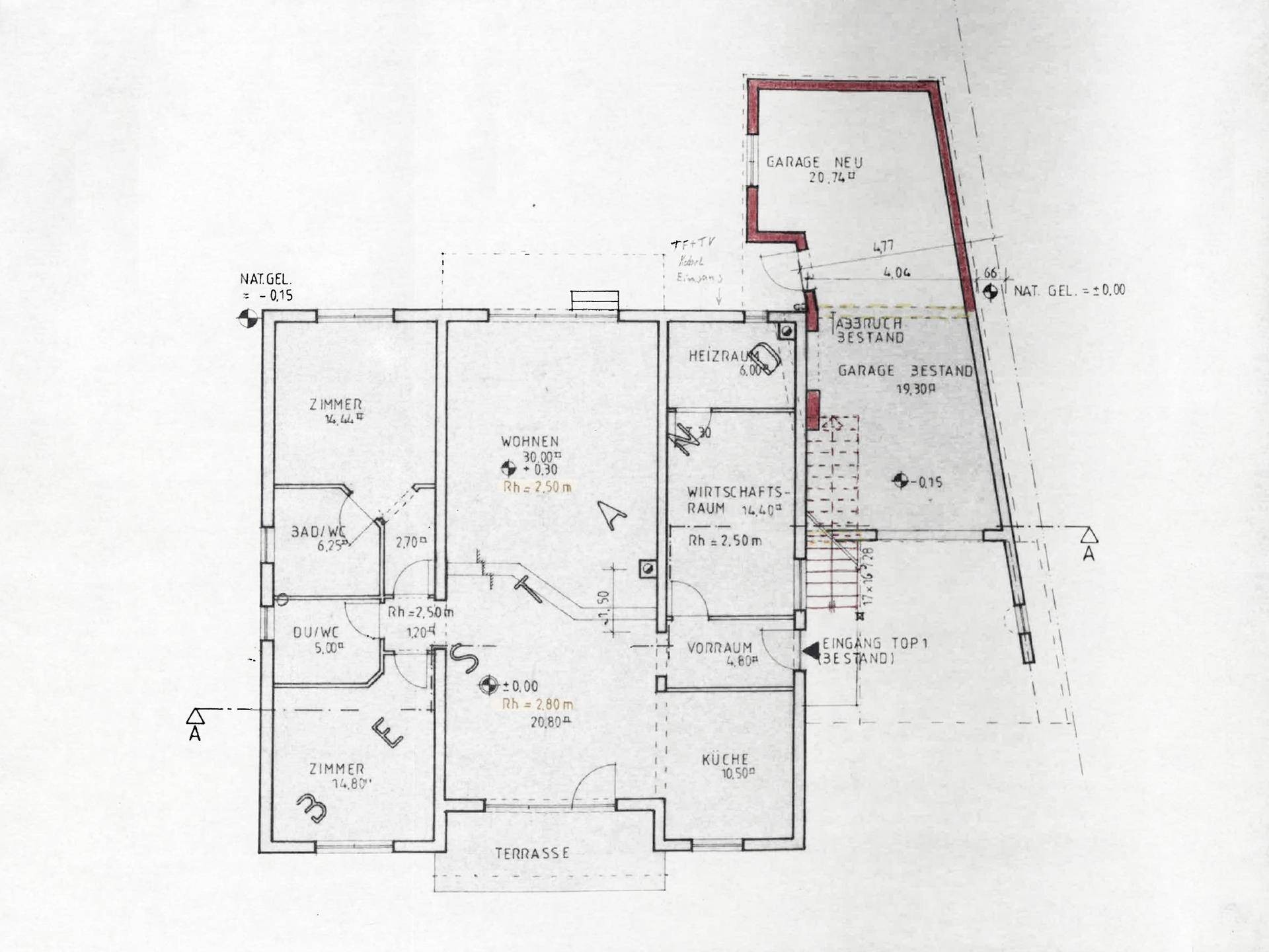 Grundriss des Erdgeschosses mit Wohnzimmer, Küche, Bad, Zimmern und großer Terrasse.