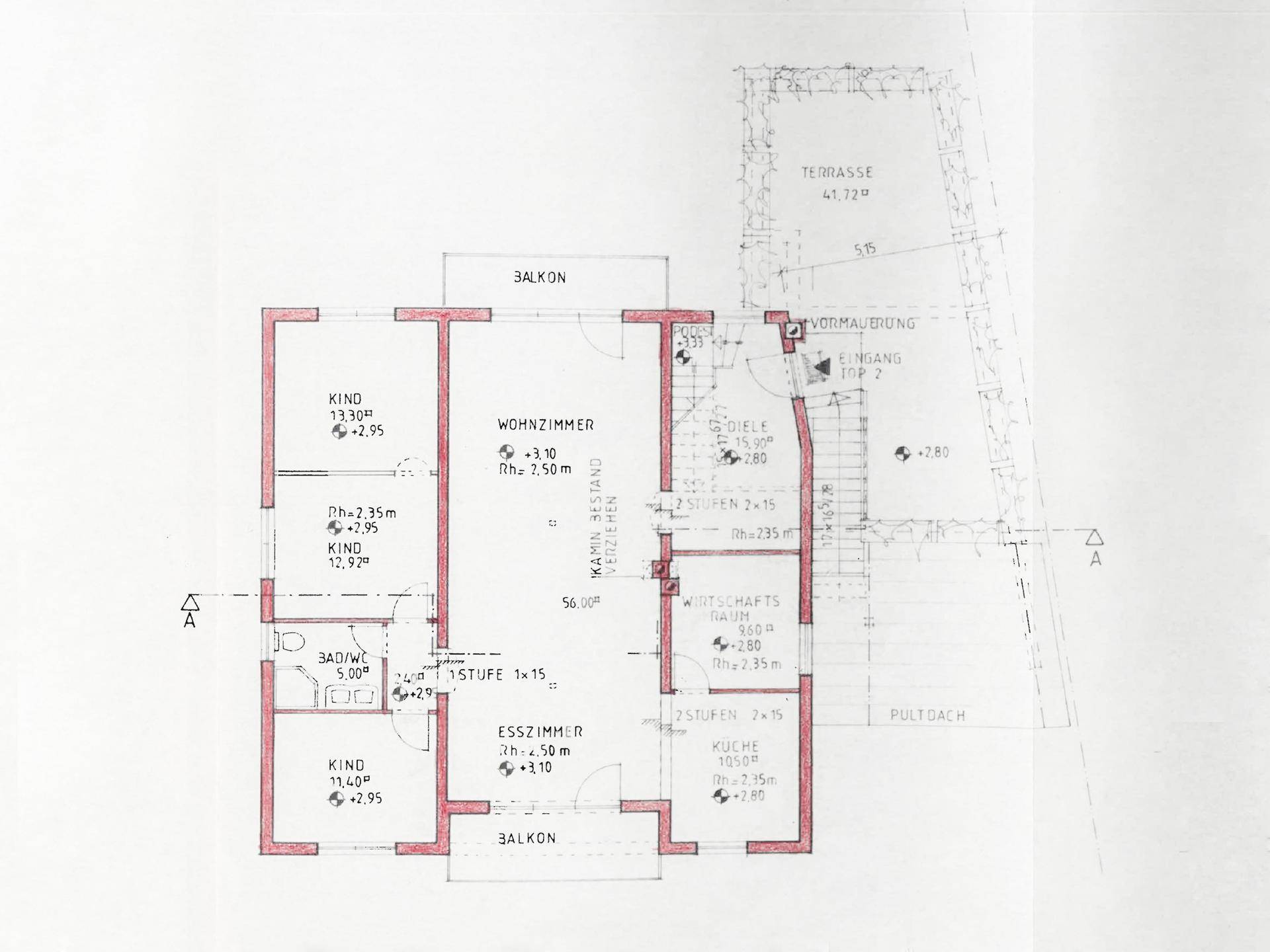 Grundriss des Obergeschosses mit Wohnzimmer, Esszimmer, Schlafzimmern und zwei Balkonen.