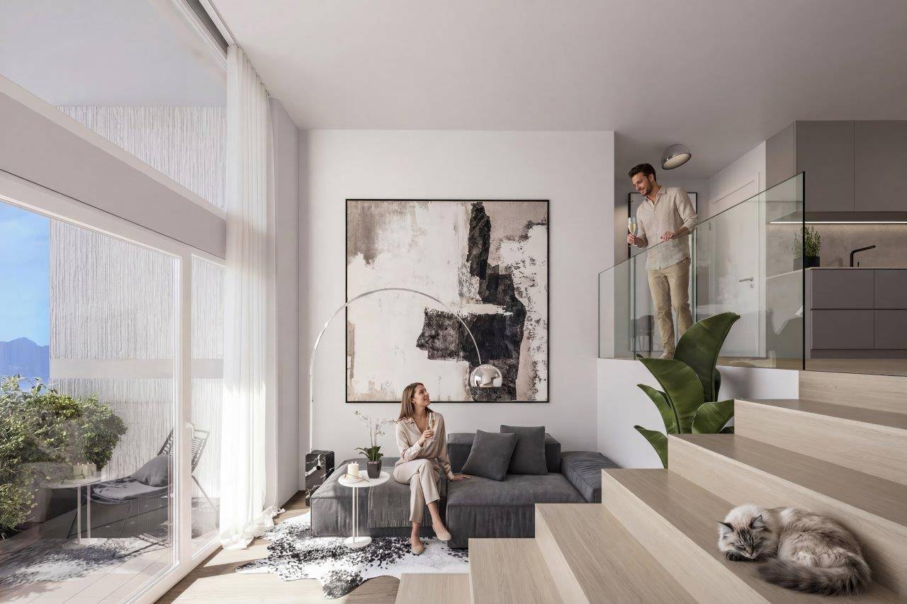 Helles Wohnzimmer mit hohen Decken, modernem Design und Zugang zu einem kleinen Balkon.