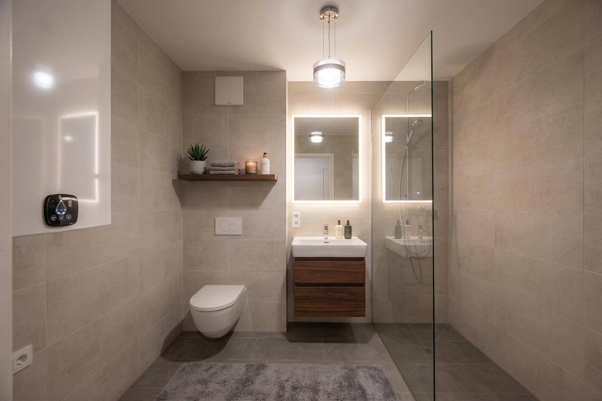 Modernes Badezimmer mit begehbarer Dusche, Wand-WC und eleganten Fliesen.