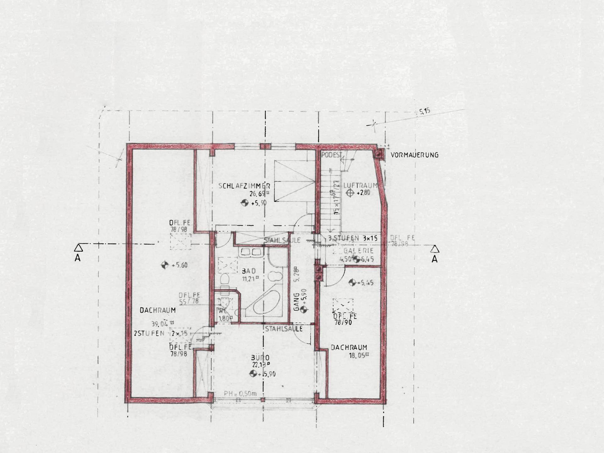 Grundriss des Dachgeschosses mit Schlafzimmer, Bad, Büro und zusätzlichen Dachräumen.