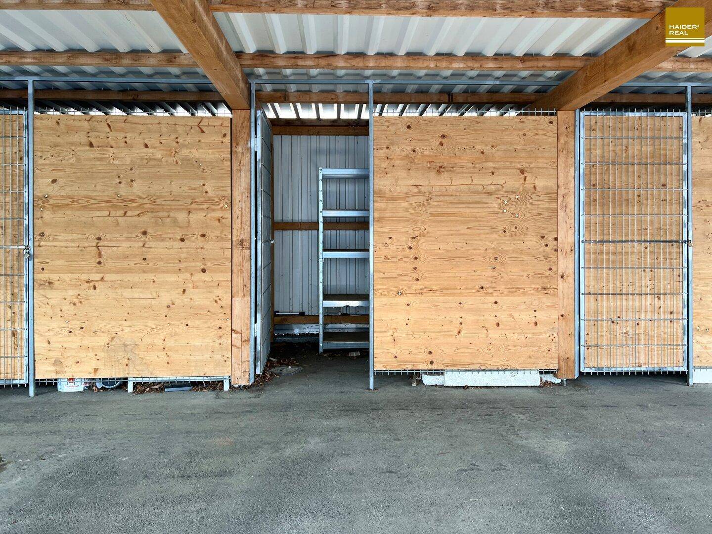 Abstellräume pro Wohnung im Freien hinter Carport