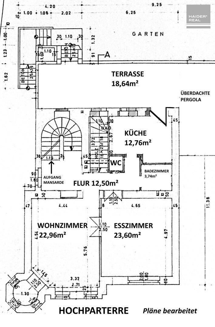 Grundriss des Hochparterres mit Wohnzimmer, Esszimmer, Küche, Bad, WC und großer Terrasse zum Garten.