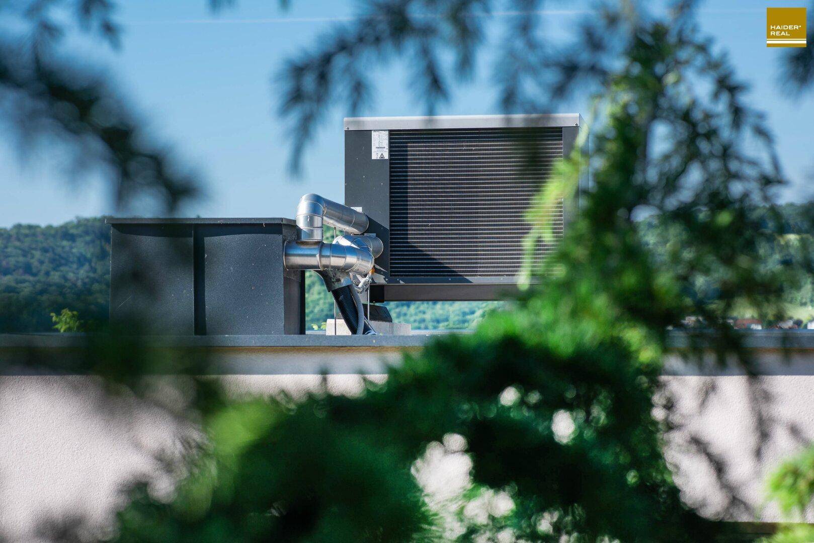 Außenansicht einer Klimaanlage oder Wärmepumpe auf dem Dach des Gebäudes.