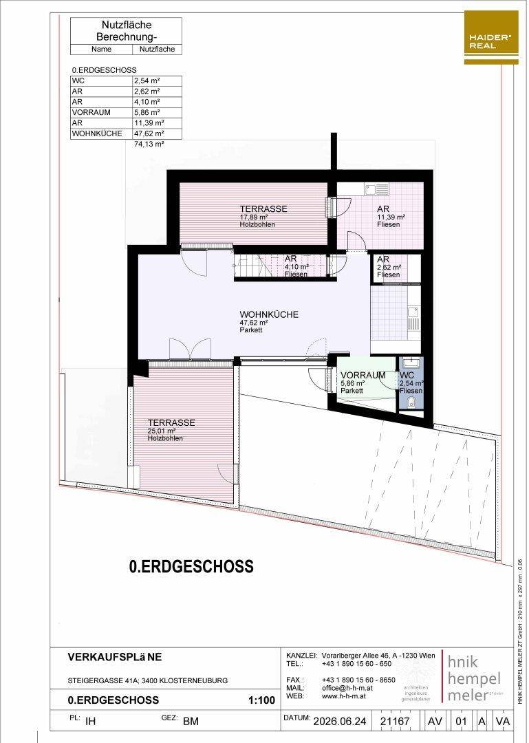 Grundriss des Erdgeschosses mit offener Wohnküche, WC, Abstellräumen und zwei Terrassen.
