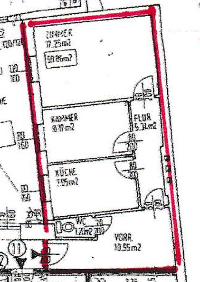 Detaillierter Grundriss mit Zimmern, Küche, Flur und WC, rot umrandet.