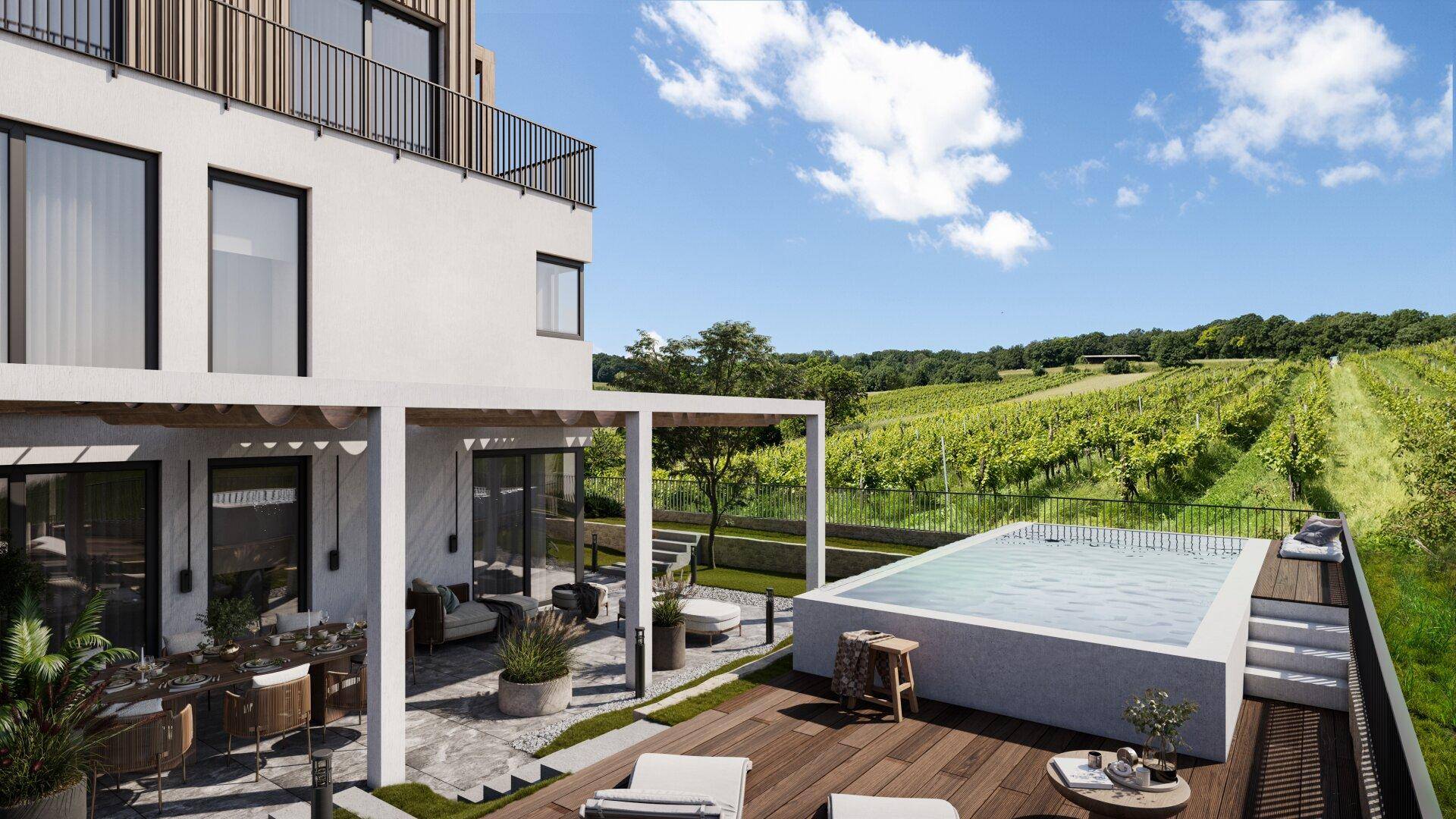 Geräumige Holzterrasse mit Pool, Liegestühlen und idyllischem Blick auf die Weinberge.