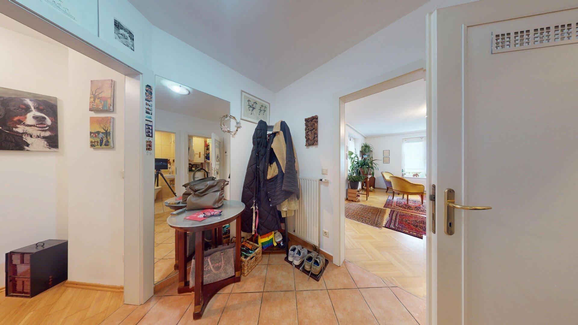 Eingangsbereich mit Fliesenboden, Garderobe und Zugang zu weiteren Räumen.
