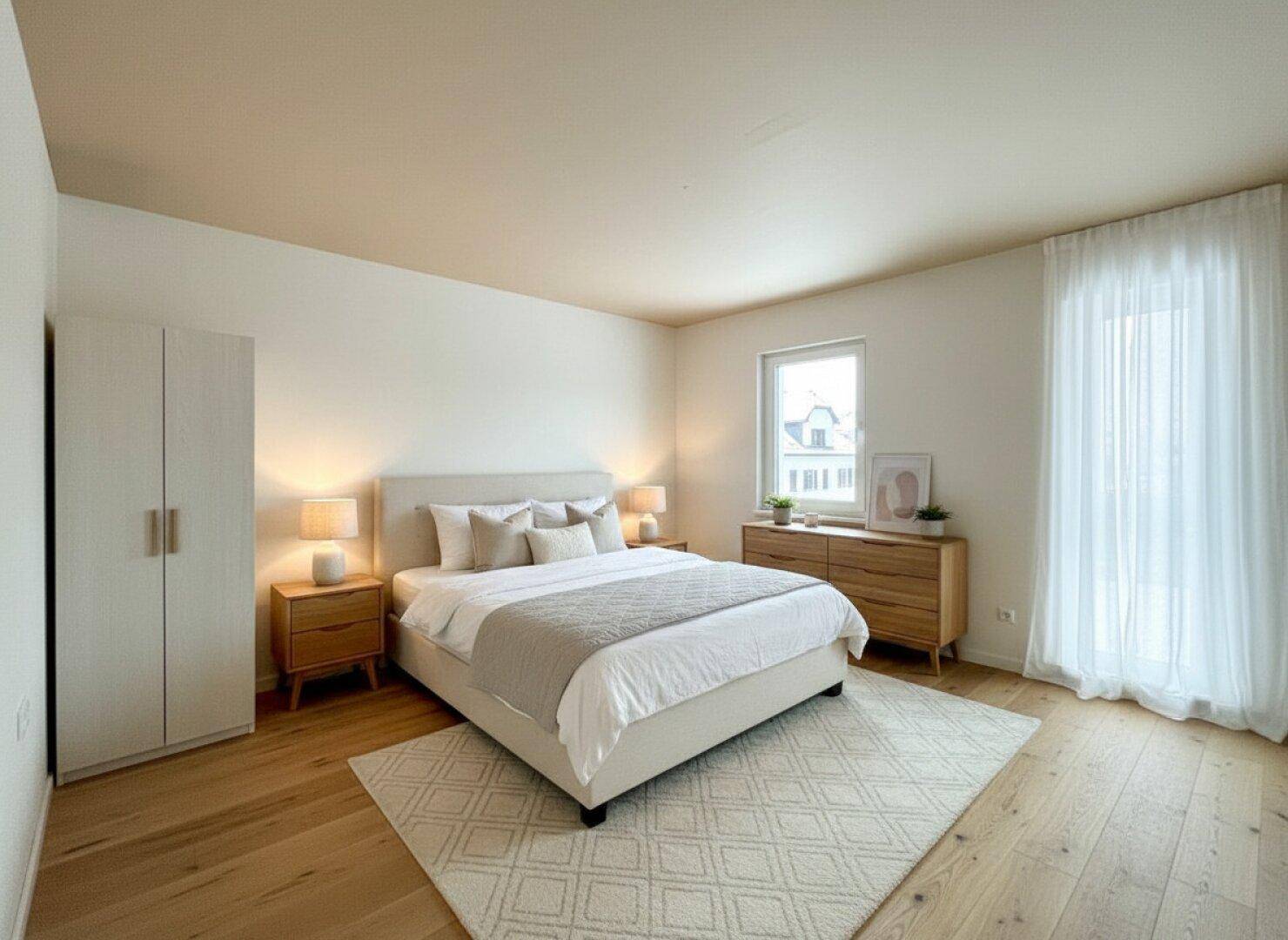 Gemütliches Schlafzimmer mit Doppelbett, Holzboden, weißen Wänden und Vorhängen.