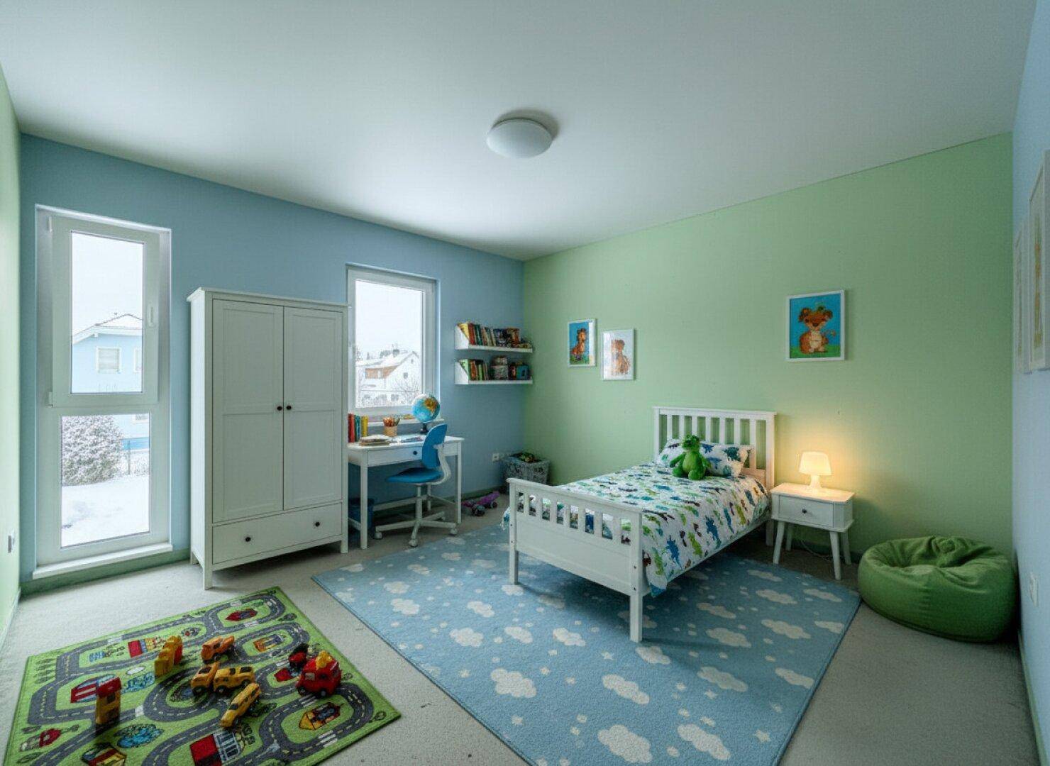 Helles Kinderzimmer mit farbigen Wänden, Einzelbett, Schreibtisch und Spielteppich.