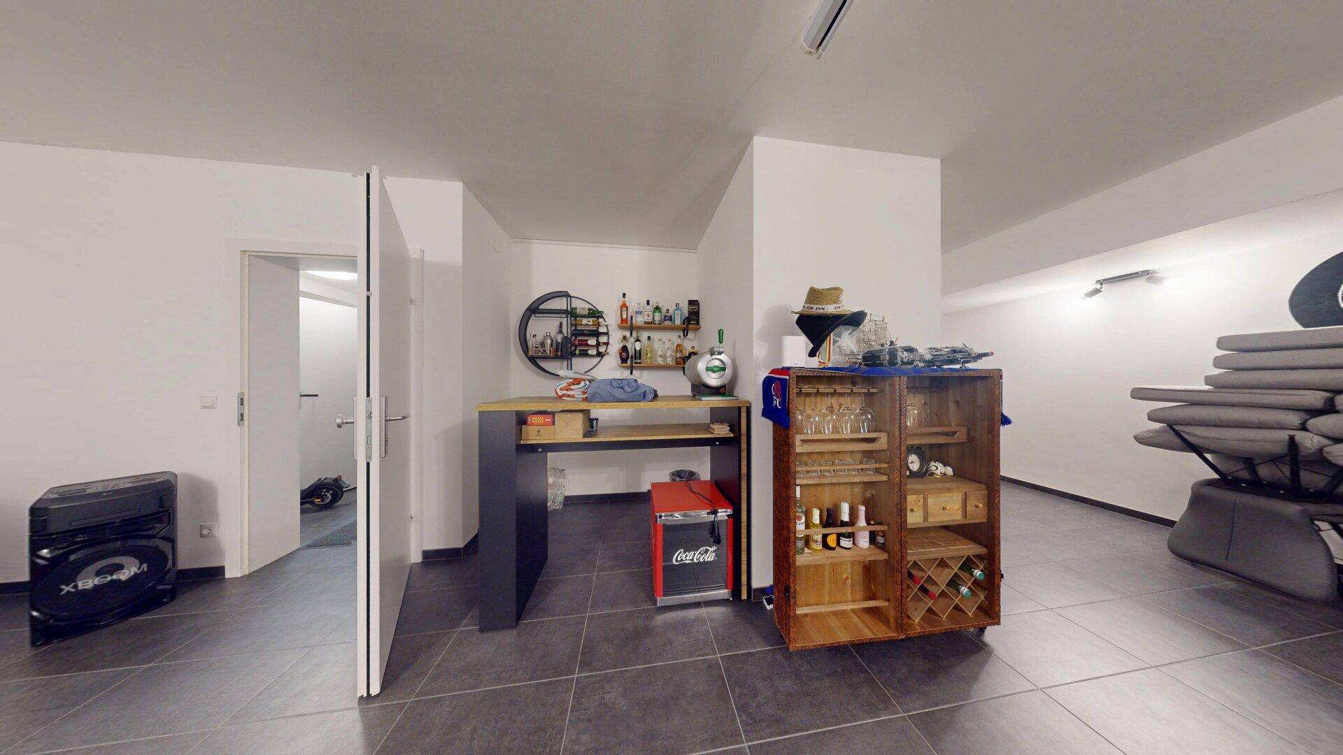 Kellerraum mit Bar, Weinkühler und Sitzgelegenheiten, ideal für gesellige Abende und Unterhaltung.