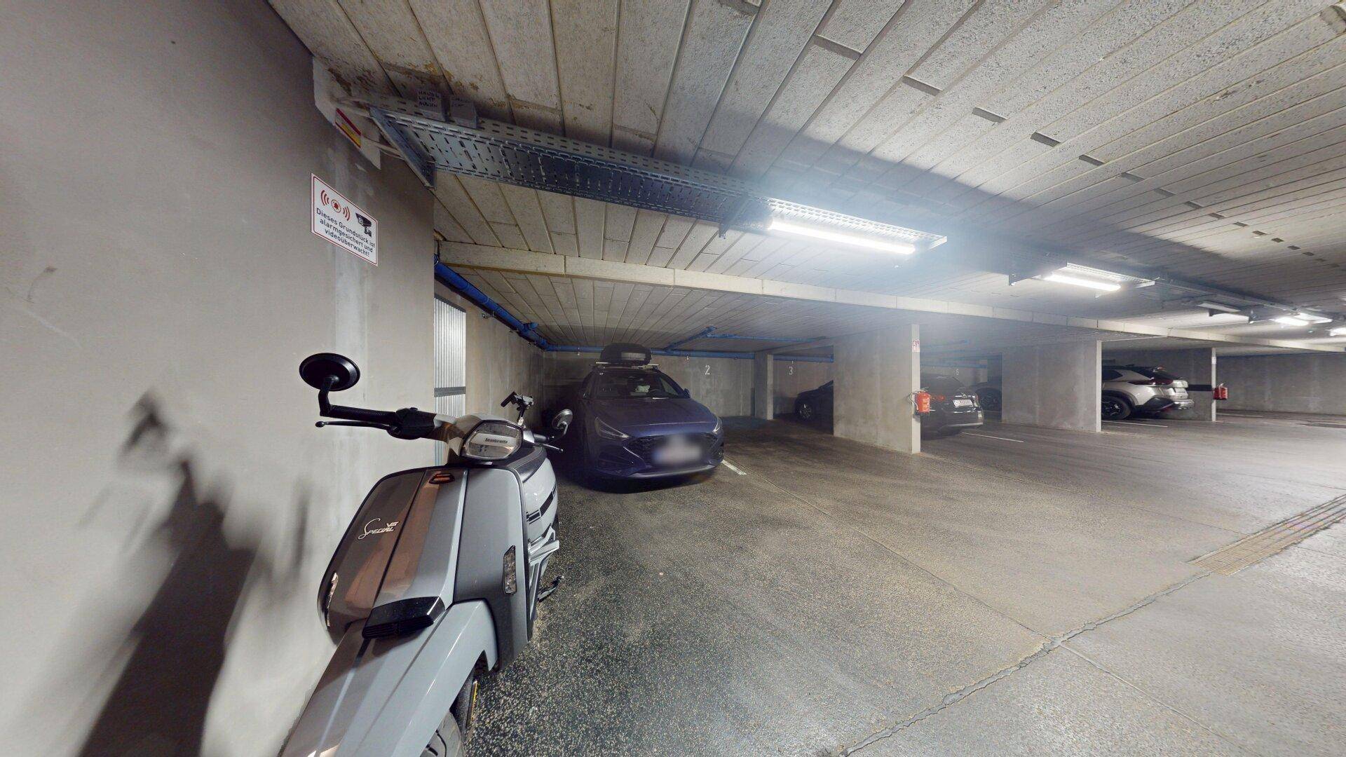 Geräumige Tiefgarage mit mehreren Stellplätzen und guter Beleuchtung, bietet sicheren Parkraum.