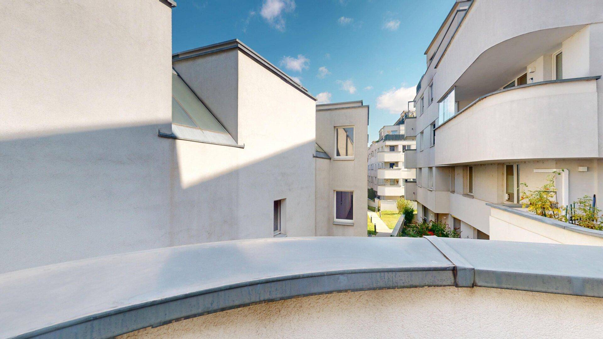 Moderne Architektur eines Wohnkomplexes mit mehreren Balkonen und hellen Fassaden.