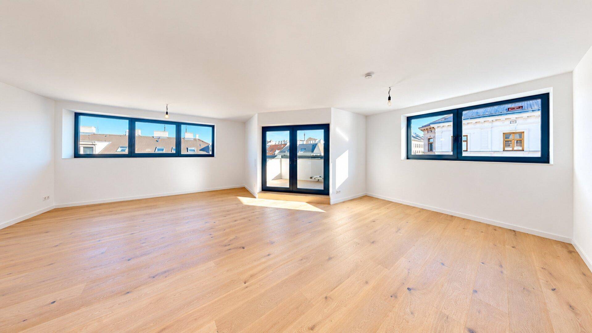 Lichtdurchfluteter Wohnraum mit Holzboden und weitem Blick über die Stadt.