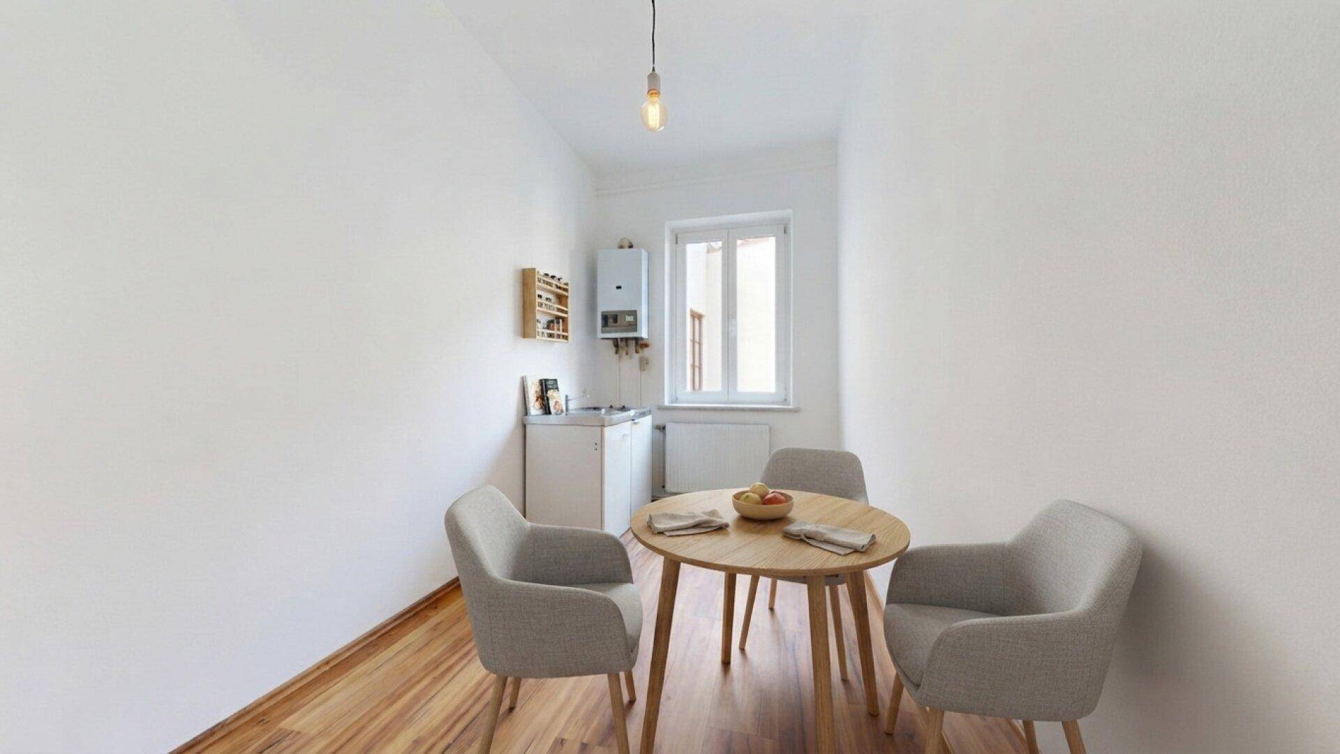 Kleine Küche mit Essbereich, Fenster und Gastherme, funktional und gemütlich eingerichtet.