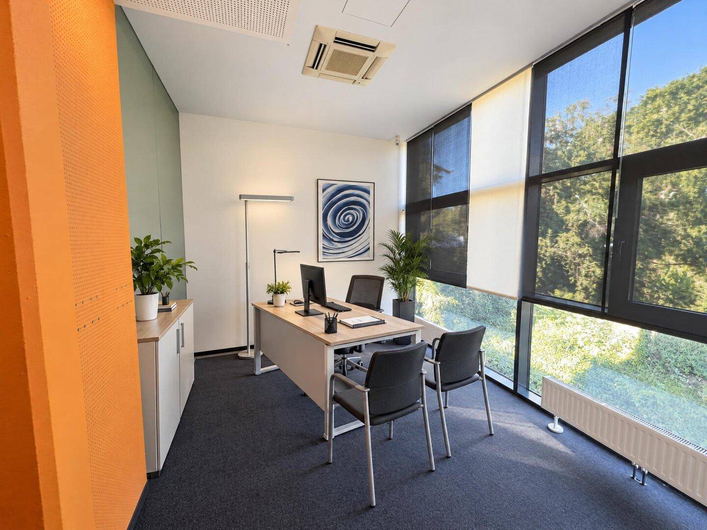 Modernes Einzelbüro mit großem Fenster, Schreibtisch und Pflanzen, ausgestattet mit Klimaanlage.