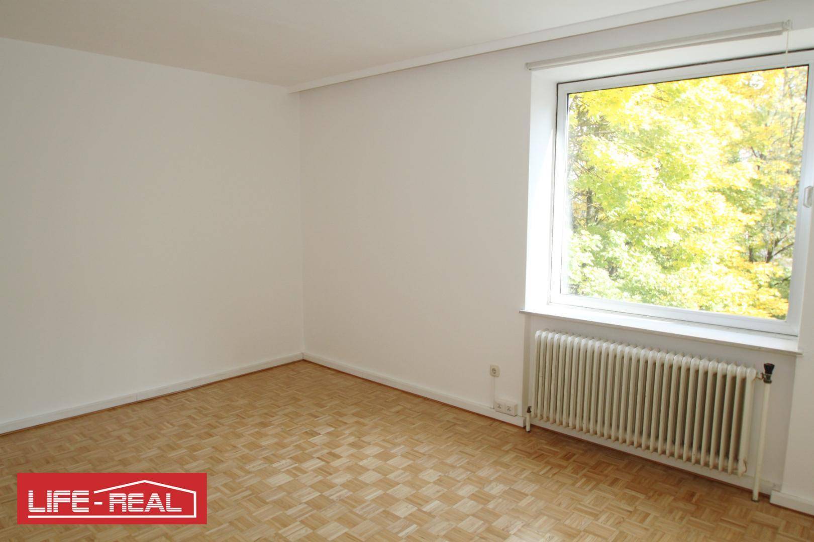 helles, geräumiges Büro im Zentrum von Linz, Autoabstellplätze möglich - Mehr