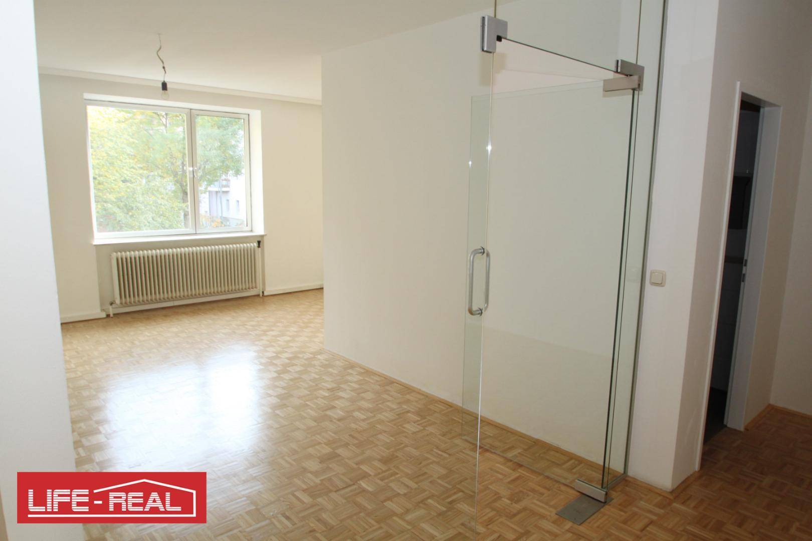 helles, geräumiges Büro im Zentrum von Linz, Autoabstellplätze möglich - Ansicht 6