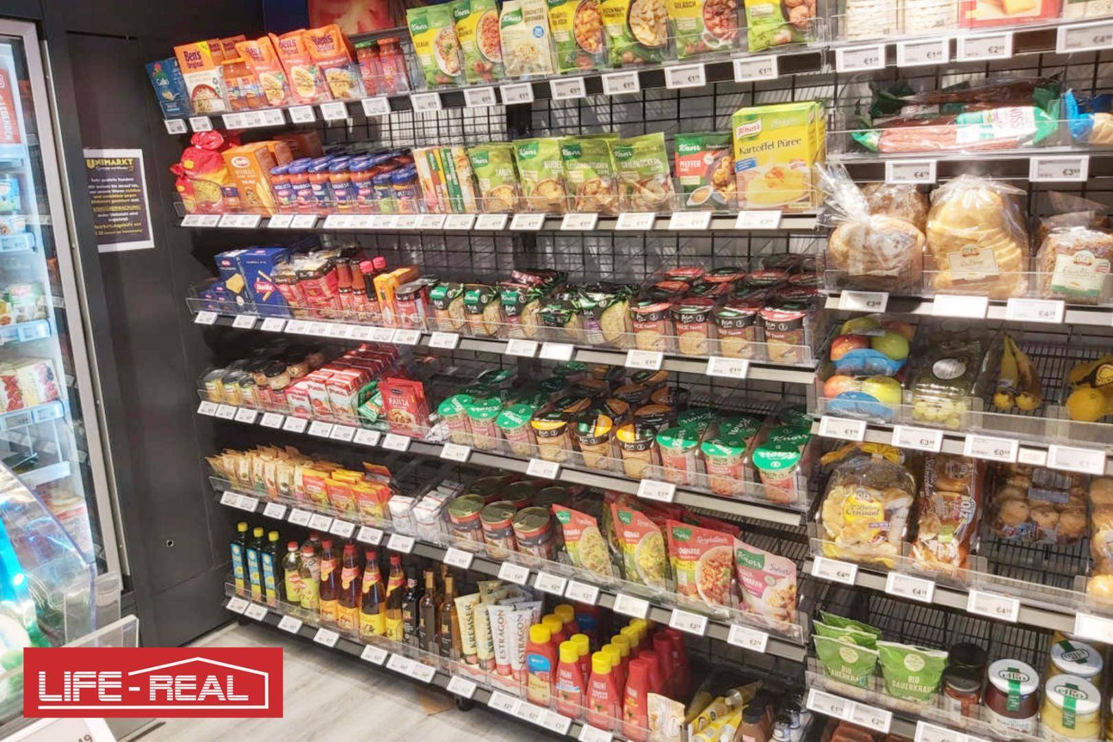 Regale eines Ladenlokals mit einer großen Auswahl an verpackten Lebensmitteln, Saucen und Fertiggerichten.