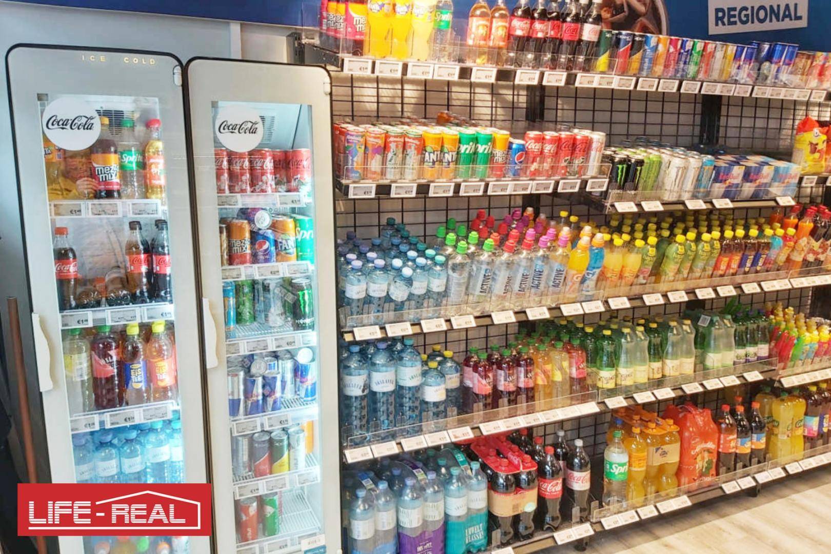 Kühlregale und offene Regale mit einer großen Auswahl an gekühlten Getränken und Softdrinks.