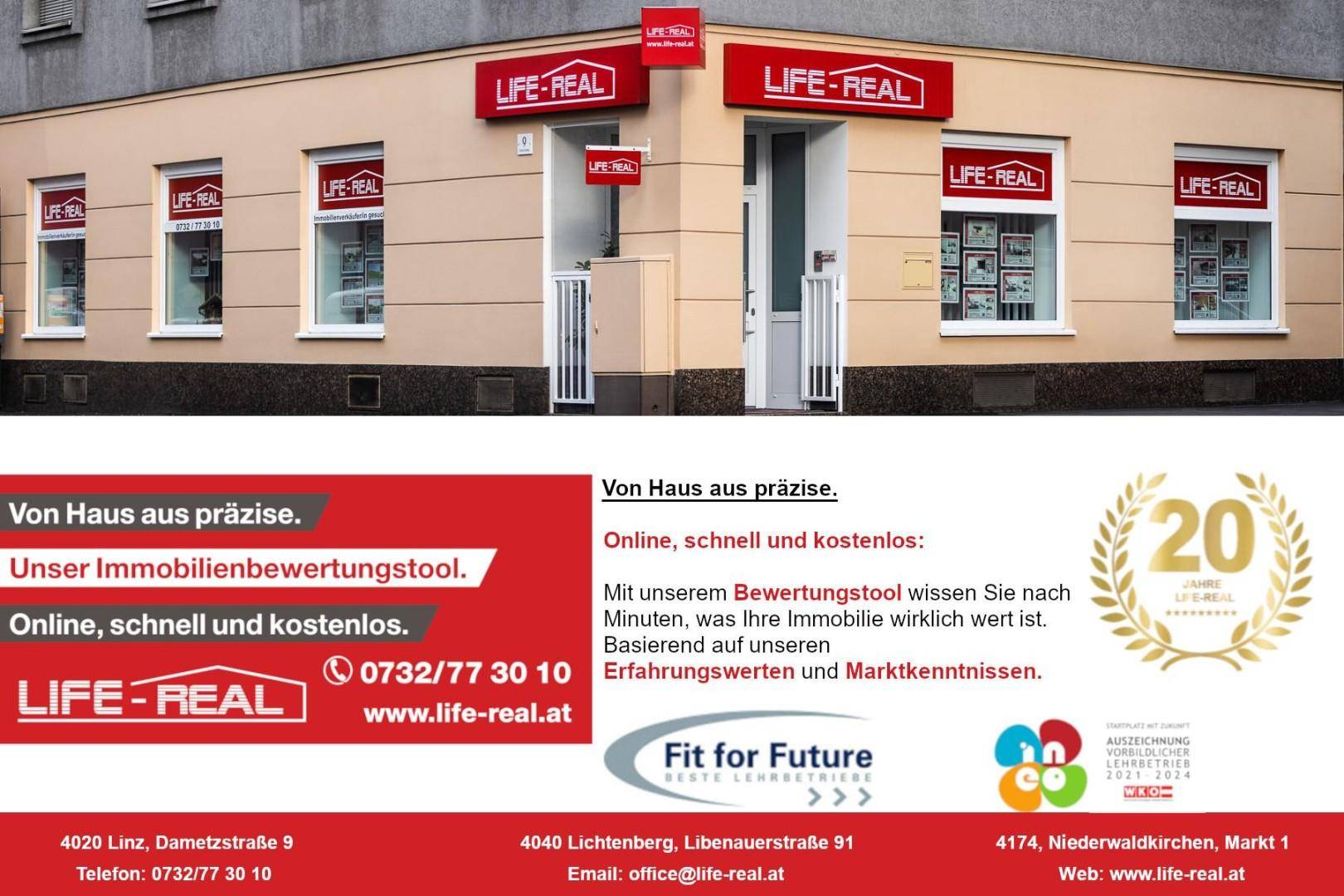 Außenansicht eines Geschäftsgebäudes mit mehreren Fenstern und dem Firmenlogo an der Fassade.