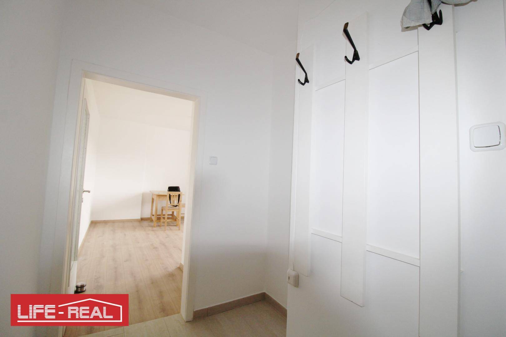Heller Flur mit Garderobe und Zugang zu den angrenzenden Zimmern.