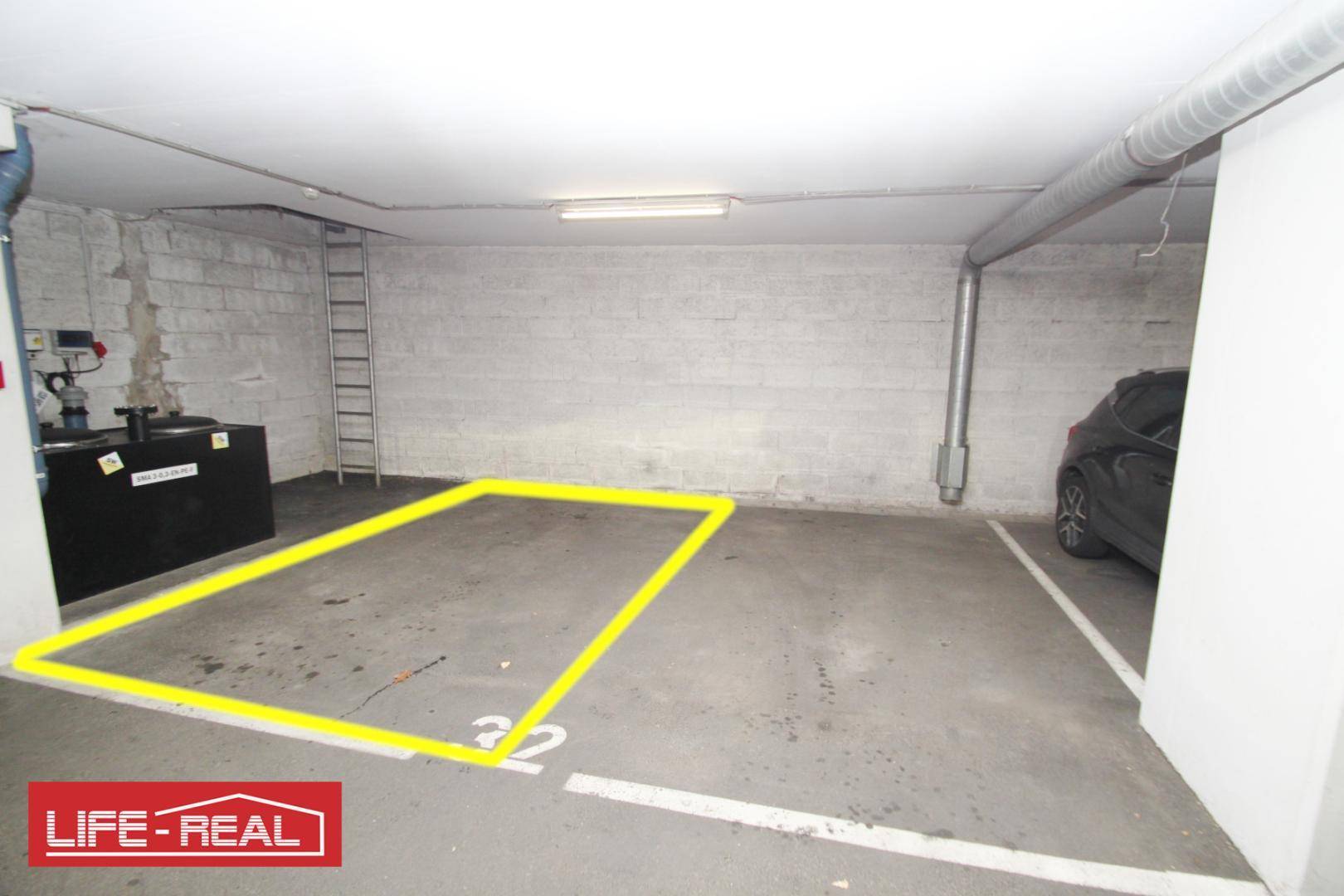 Sicherer Tiefgaragenstellplatz in einer gut beleuchteten und sauberen Umgebung.