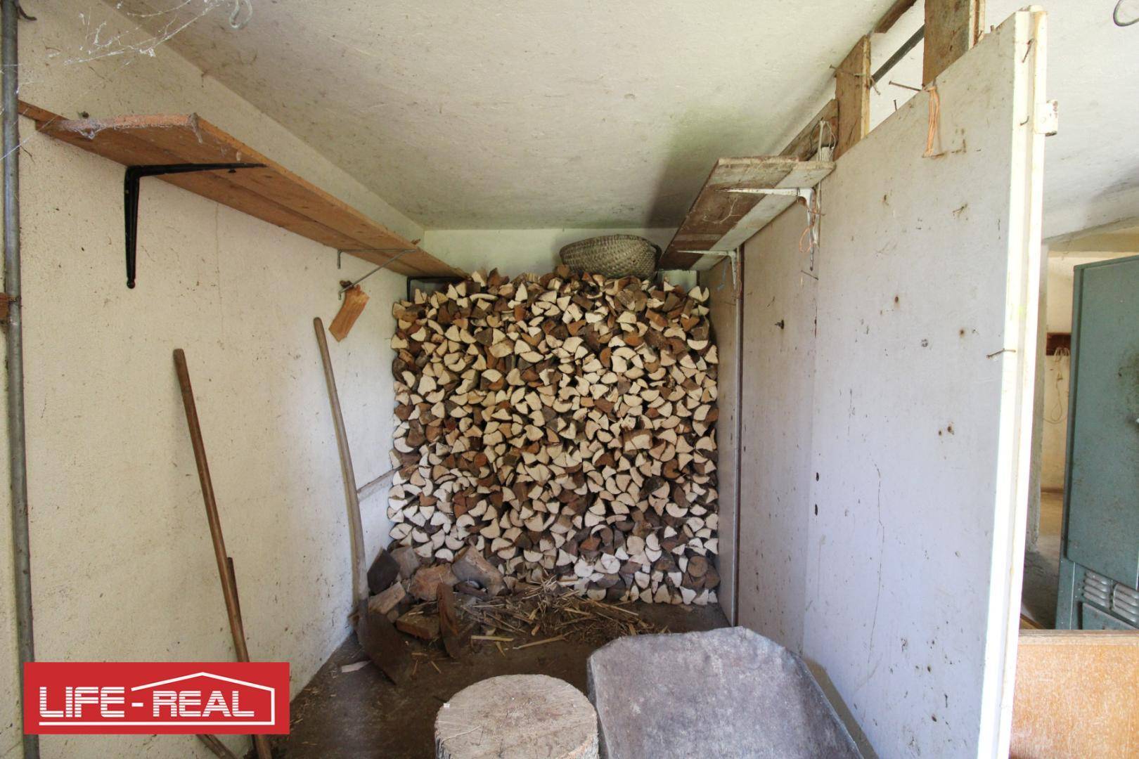 Lagerraum oder Keller gefüllt mit gestapeltem Brennholz, bereit für den Winter.