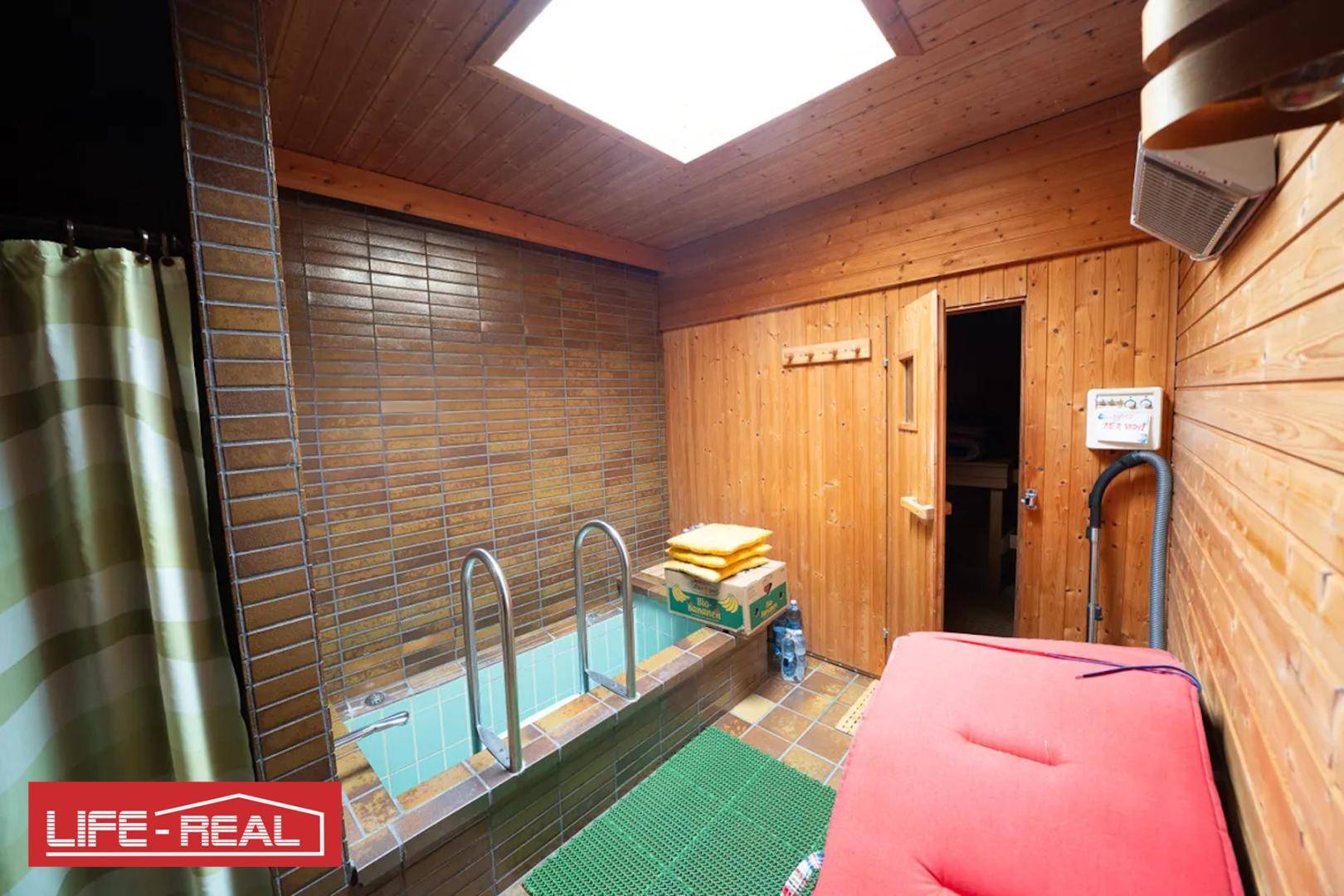 Privater Wellnessbereich mit kleinem Tauchbecken, Sauna und Holzverkleidung.
