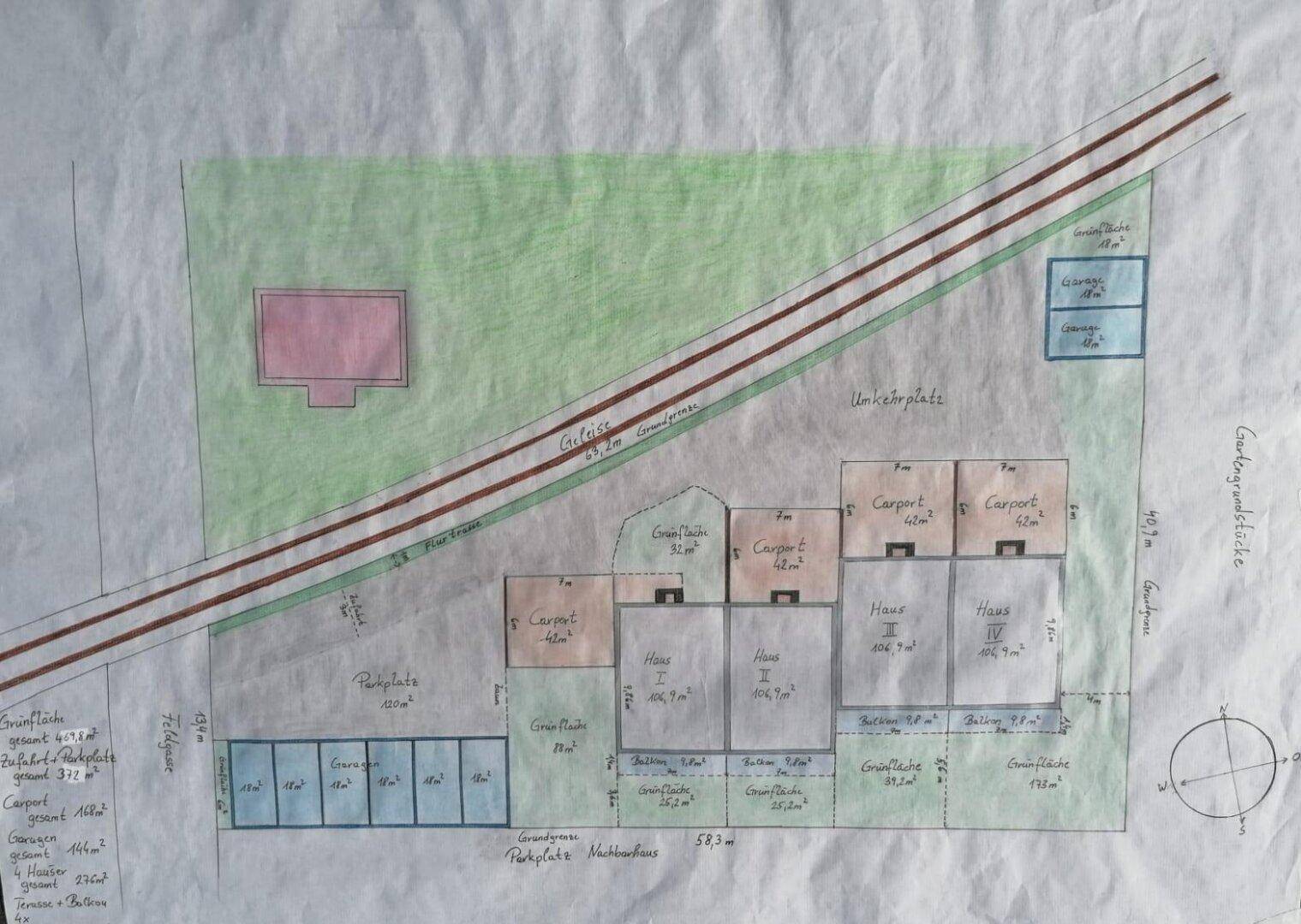 Lageplan des Grundstücks mit Gebäuden, Parkplätzen und Zufahrtswegen.