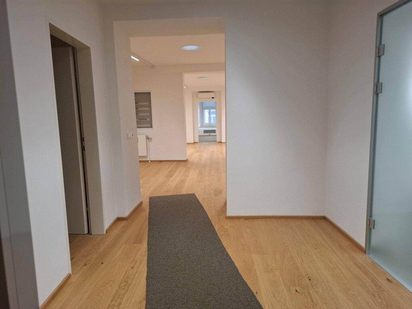 Renovierte Büroräume oder Praxisräume im 1. Obergeschoß im Zentrum von Bruck/Mur zu mieten ! – pohled 3