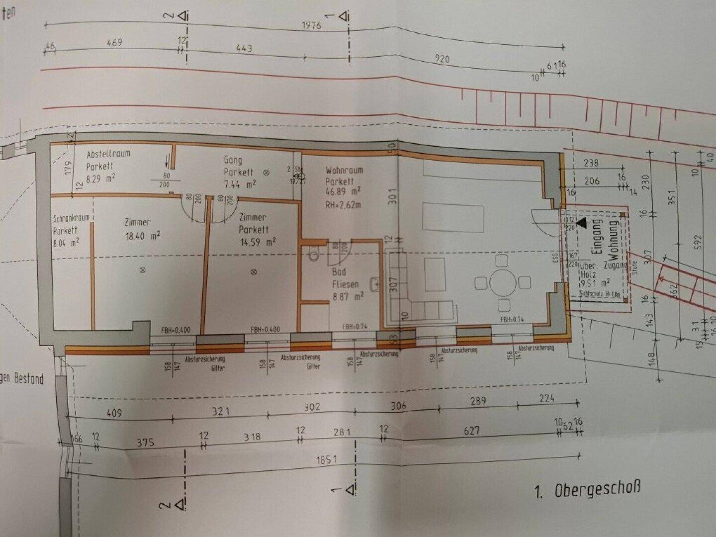 Grundriss des ersten Obergeschosses mit Wohnraum, Zimmern und Bad.