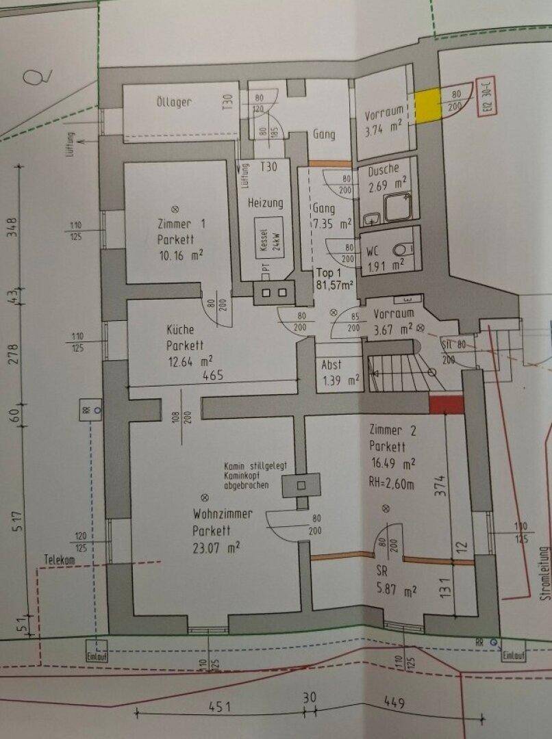 Grundriss des Erdgeschosses mit Wohnzimmer, Küche und zwei Zimmern.