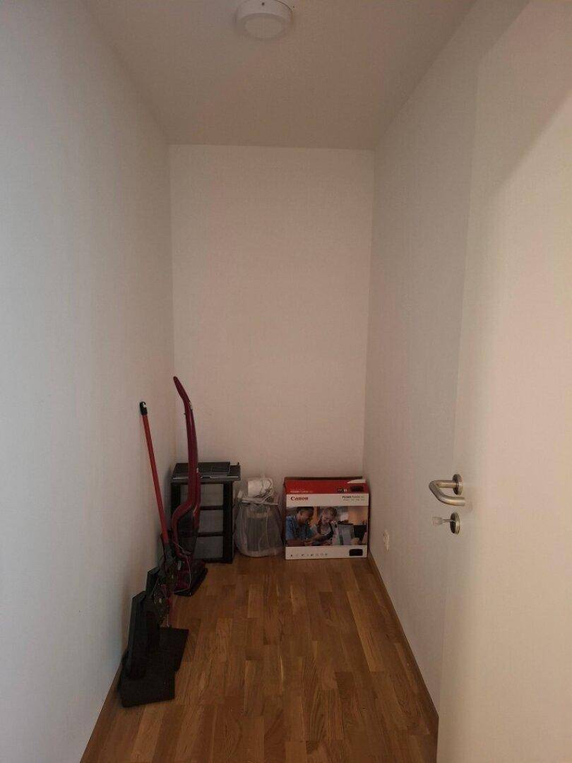 Praktischer Abstellraum mit Holzfußboden, ideal für Haushaltsgeräte und Vorräte.