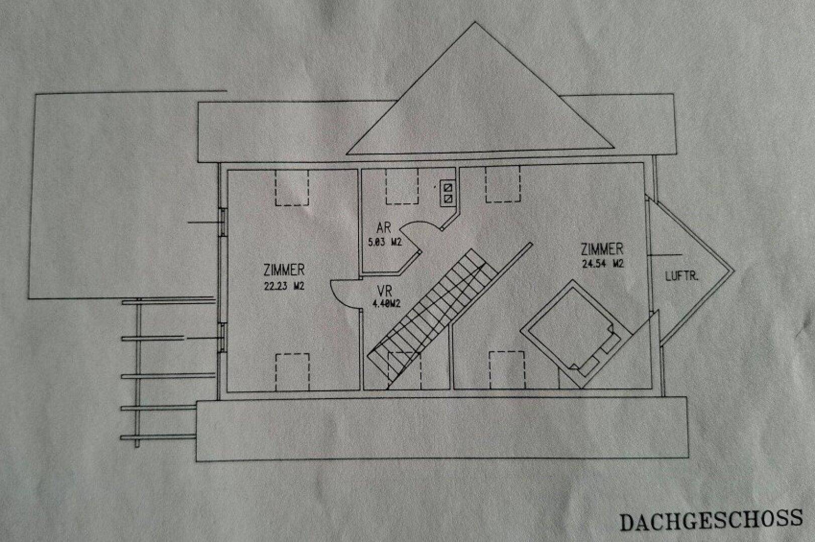 Grundriss des Dachgeschosses mit zwei Zimmern und Treppenaufgang.