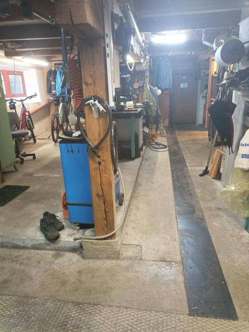 Geräumiger Kellerraum mit Betonboden, Holzbalken und vielseitigen Nutzungsmöglichkeiten als Werkstatt oder Lager.