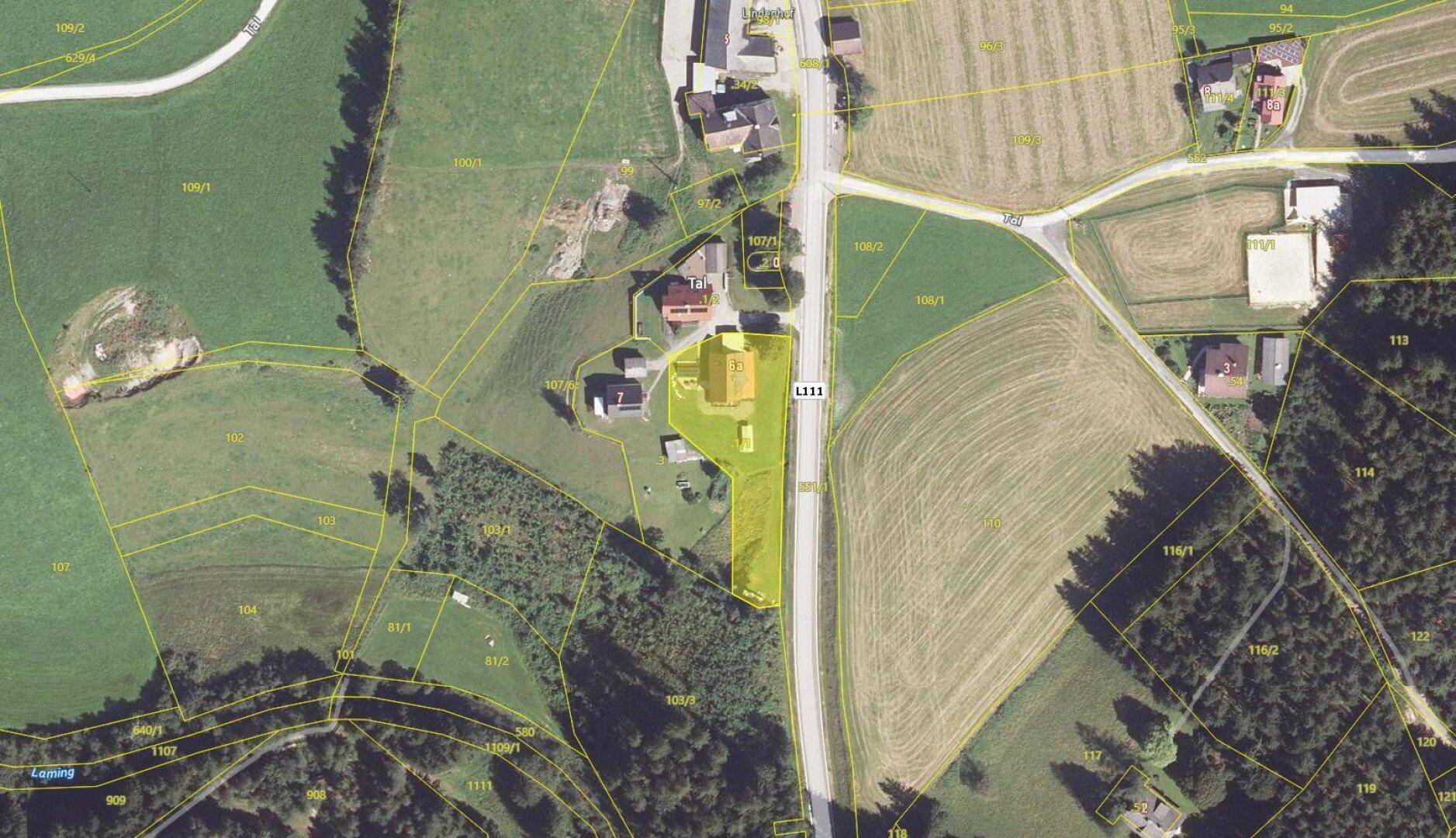 Luftaufnahme des Grundstücks mit umliegenden Feldern, Wäldern und der Zufahrtsstraße in ländlicher Umgebung.