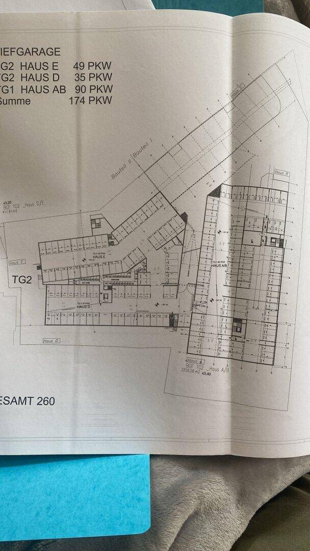 Architektonischer Plan einer Tiefgarage mit zahlreichen Stellplätzen für mehrere Gebäude.