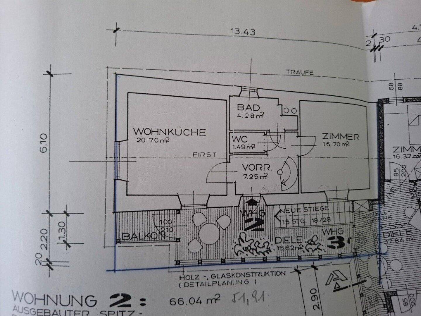 Grundriss der Wohnung 2 mit Wohnküche, Bad, WC, Zimmer und Balkon.