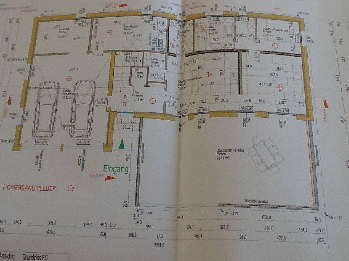 Detaillierter Grundriss des Erdgeschosses mit Garage und großzügiger überdachter Terrasse.