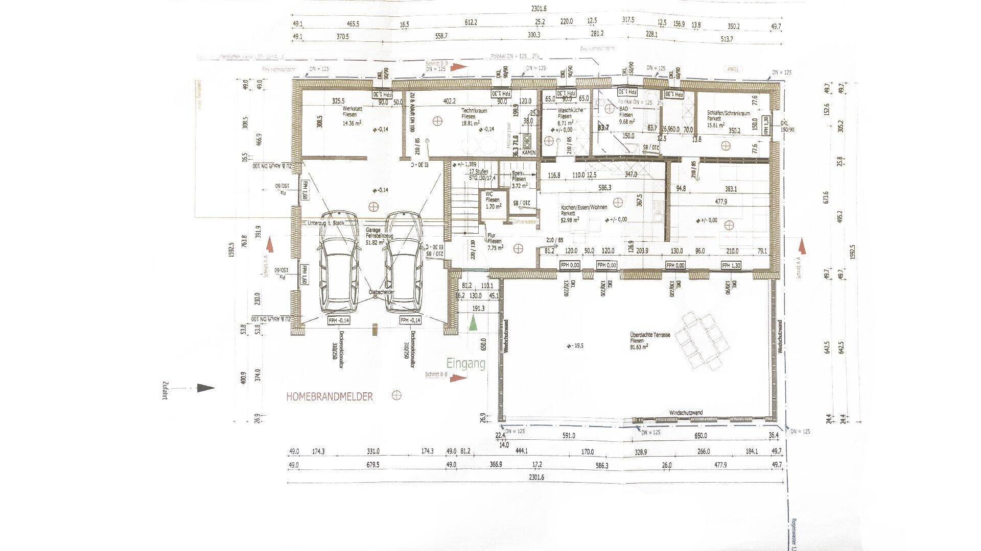 Grundriss des Erdgeschosses mit Doppelgarage, Eingangsbereich und großer überdachter Terrasse.