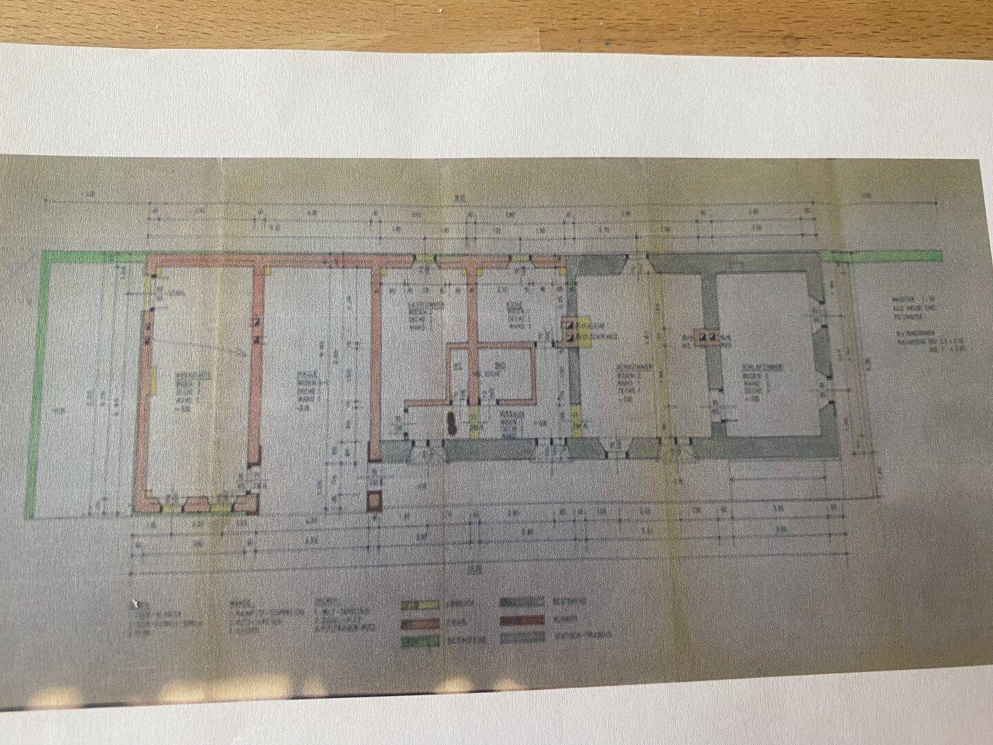 Technischer Grundrissplan des Erdgeschosses mit Raumaufteilung und Bemaßungen.