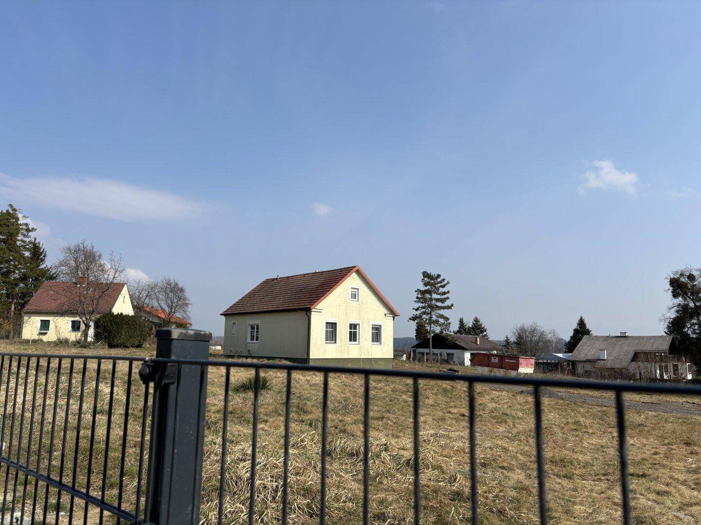 Einfamilienhaus mit 5600 m² Grundstück ( Bauland und lw. Fläche ) - Ansicht 2