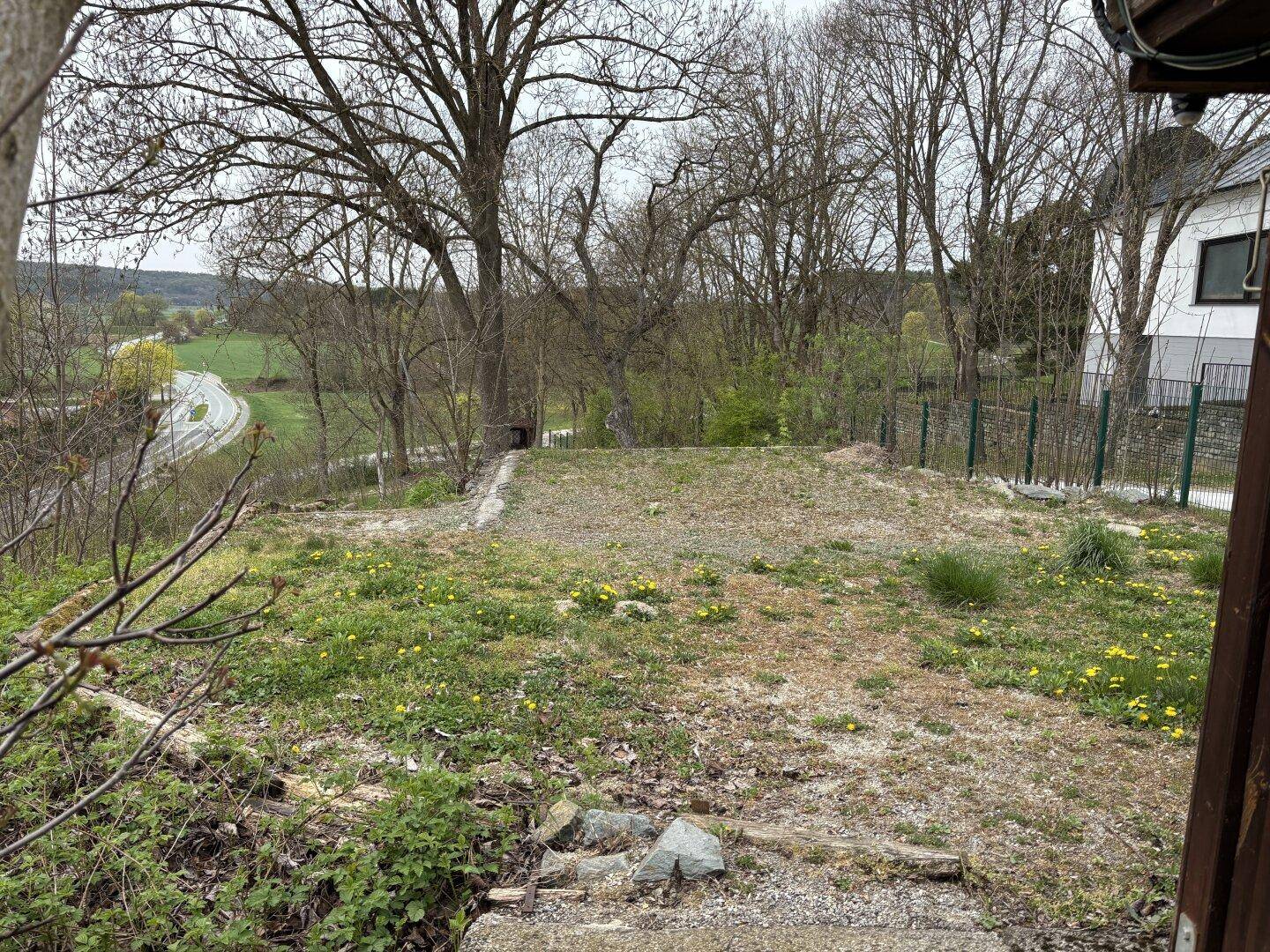 Außenbereich mit Blick auf die umliegende Landschaft und eine Straße in der Ferne.