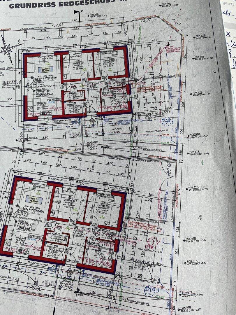 Detaillierter Grundriss des Erdgeschosses mit Raumaufteilung und Außenbereichen.