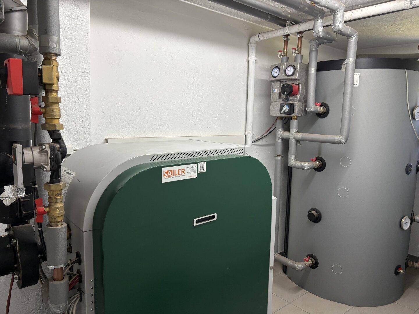 Hauswirtschaftsraum mit einer Heizungsanlage, bestehend aus Boiler und Wassertank.