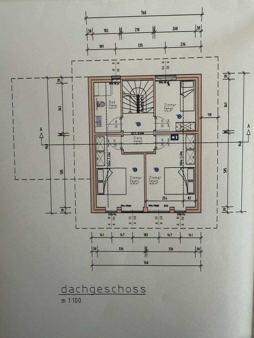 Grundriss des Dachgeschosses mit zwei Schlafzimmern und einem Badezimmer.