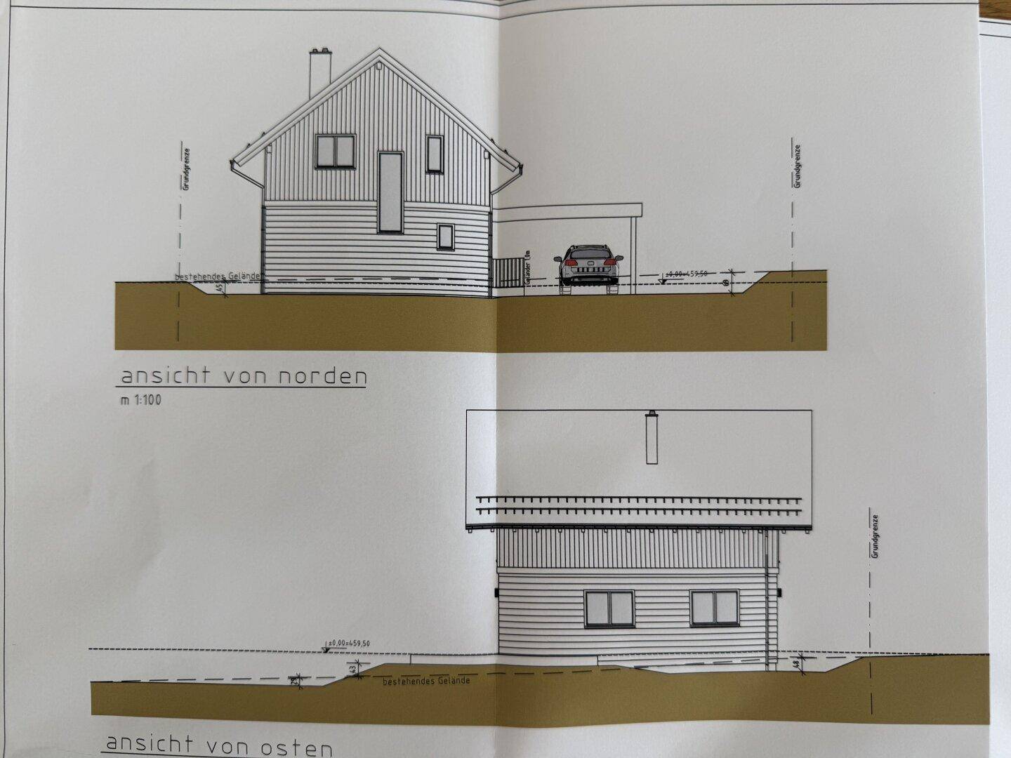 Architektonische Ansichten des Hauses von Norden und Osten mit Carport und Satteldach.